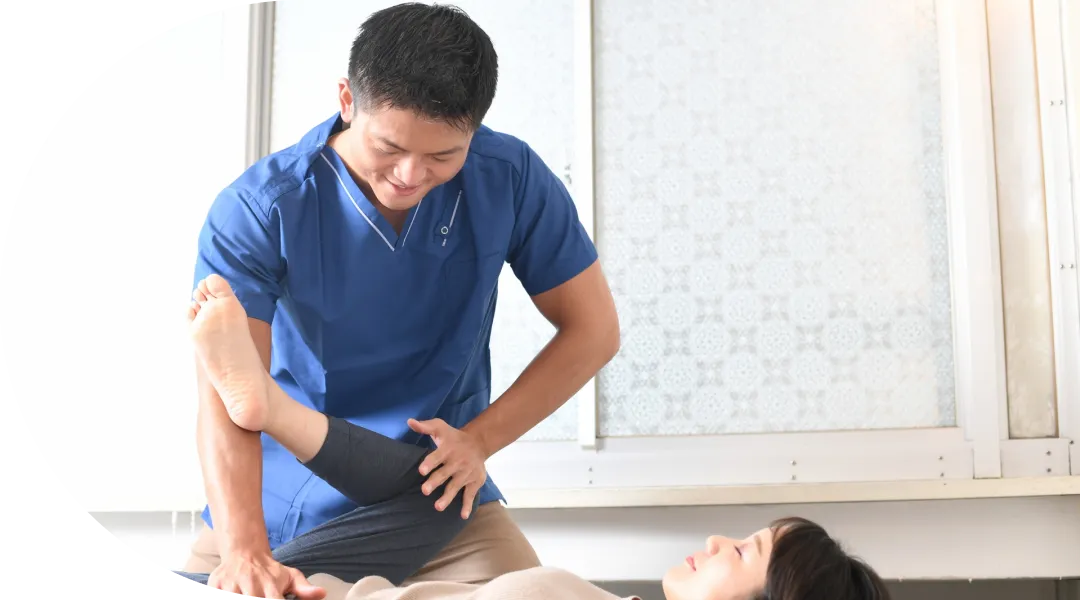 徒手検査をしている写真