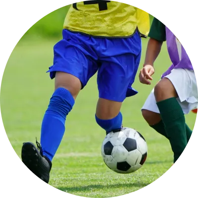 こどもがサッカーをしている写真