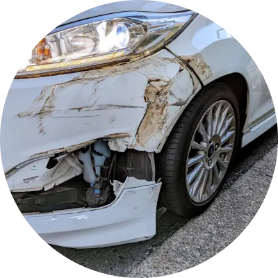 交通事故の後の車の写真