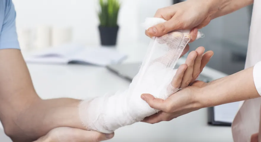 ギプス固定処置をしている写真